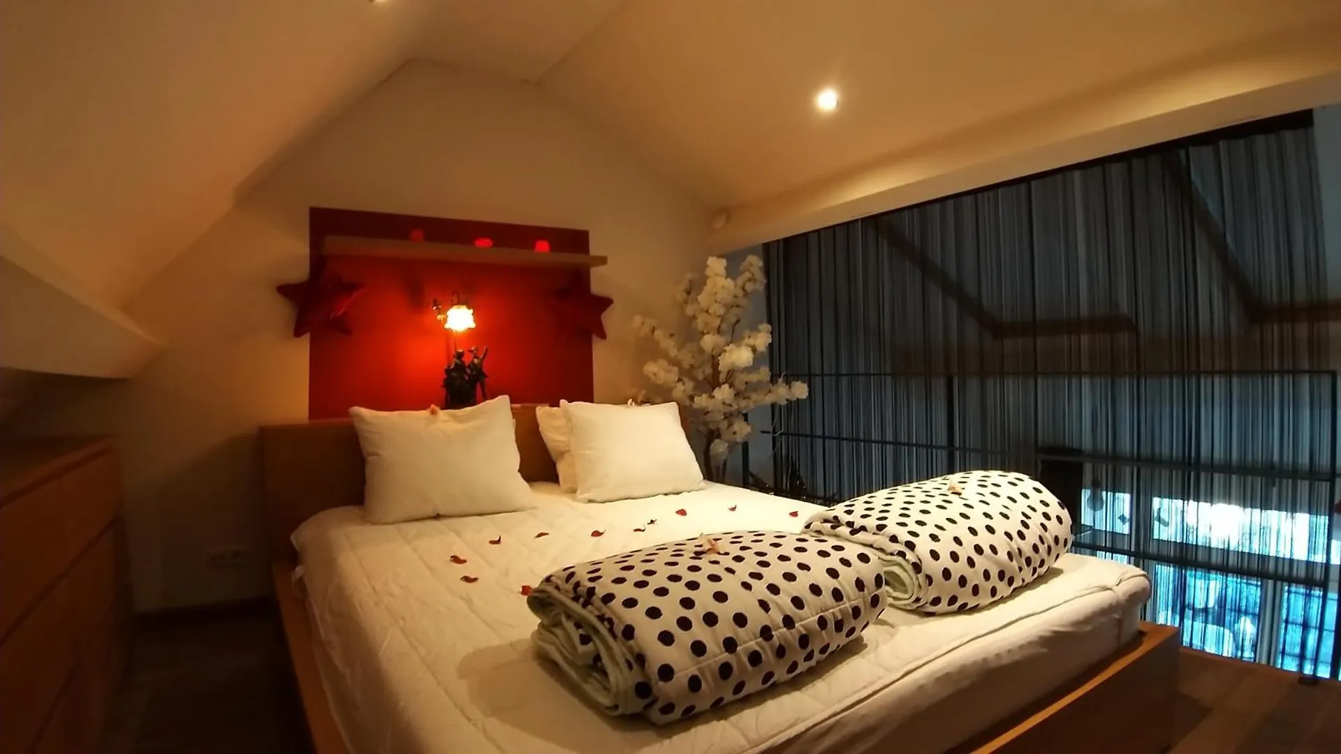 Wellness Loft With Sauna, Jacuzzi, Roof Terrace & Amazing View Appartement Antwerpen België